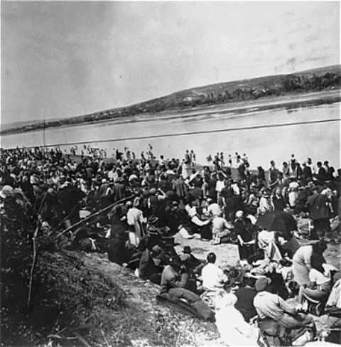 Romanian Jews deported from Dorohoi wait to be ferried from Volchinets, Bessarabia across the Dniester River into Transnistria